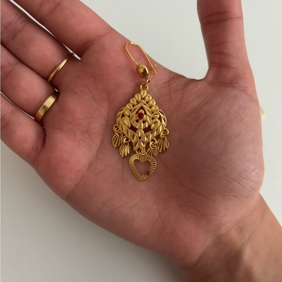 Eye-Catching Gold Dangle Earrings (21kgp) - Picture 3 of 3